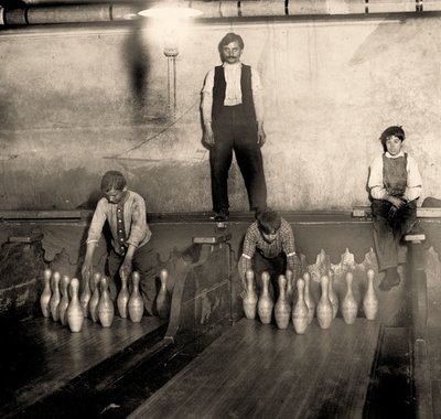 Bir Metro bowling salonunda pinboylar, 65 South Street, Brooklyn. New York. 1910 by Lewis Wickes Hine