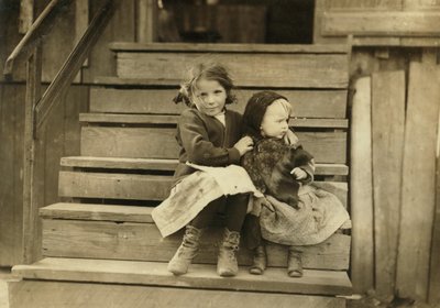 Ailenin Geri Kalanı Yerel Konserve Fabrikasında Çalışırken Kız Kardeşine Bakan Genç Kızın Portresi, Bayou La Batre, Alabama, ABD, c.1911 by Lewis Wickes Hine