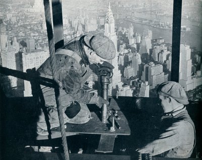The Morning Mast of the Empire State binasının son cıvatalarının perçinlenmesi, c1931 by Lewis Wickes Hine