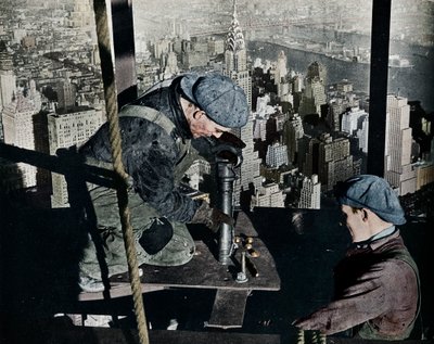 The Morning Mast of the Empire State binasının son cıvatalarının perçinlenmesi, c1931 by Lewis Wickes Hine