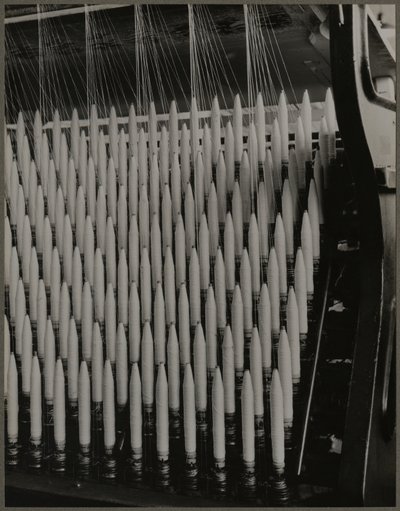 İpliklerin Arasından by Lewis Wickes Hine