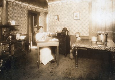 Mutfağında diş fırçalarına kıl yerleştiren kadın, 1912 dolayları by Lewis Wickes Hine