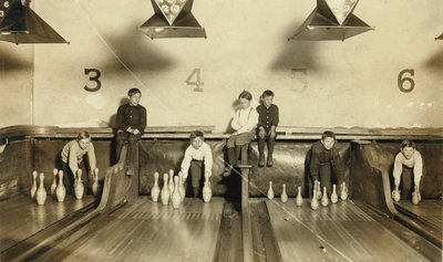 Genç Erkekler Gece Geç Saatlerde Arcade Bowling Salonunda Bowling Pins Kuruyor, Trenton, New Jersey, ABD, c.1909 by Lewis Wickes Hine