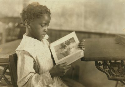 Sınıfta Kitap Okuyan Genç Kız, Pleasant Green School, Marlinton, Pocahontas County, Batı Virjinya, ABD, c.1921 by Lewis Wickes Hine