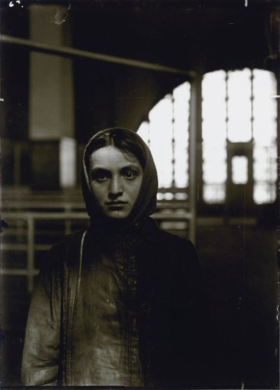 Genç Rus Yahudisi, Ellis Adası, 1905 by Lewis Wickes Hine