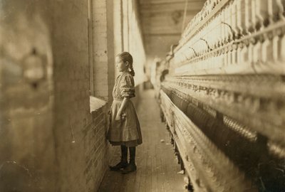 Bir değirmende çalışan genç kız, Lincolnton, Kuzey Karolina, ABD, 1908 dolayları (s/b fotoğraf) by Lewis Wickes Hine