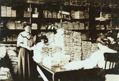 Bir depoda kağıtları tasnif eden genç kadınlar, 1905 dolayları by Lewis Wickes Hine