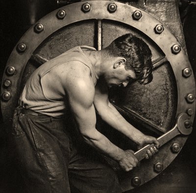 1920 dolaylarında buhar pompası üzerinde çalışan bir elektrik santrali tamircisinin yakın çekimi (fotoğraf) by Lewis Wickes Hine