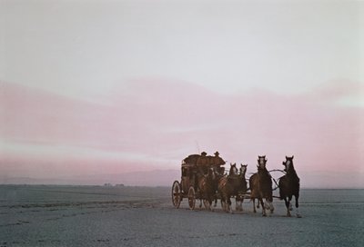 Batı Ovalarında çalışan modern bir tanıtımda bir Wells Fargo posta arabası (fotoğraf) by Unbekannt Unbekannt