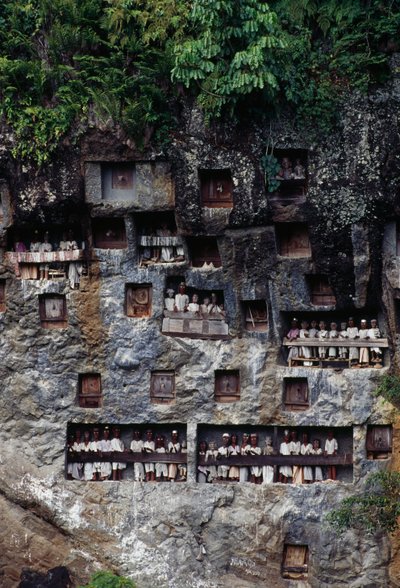 Tau Tau morg figürleriyle cenaze nişleri, Lemo köyü, Tana Toraja, Sulawesi adası, Endonezya. by Unbekannt Unbekannt