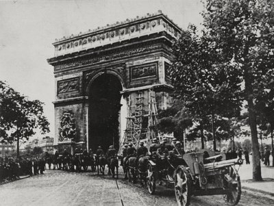 Alman birlikleri, Arc de Triomphe önünde Place de l