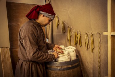 Tarihsel canlandırma: Diotaiuti, Imola, İtalya, 14. yüzyıl ortası eczacısında buğday, çavdar ve arpa mumları ve çuvalları (fotoğraf) by Unbekannt Unbekannt