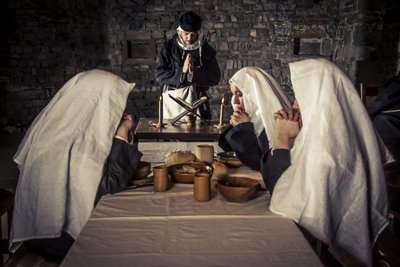Tarihsel canlandırma: Yemekhanede akşam yemeğinden önce dua, Hospitallers Order (1250-1291), Acre, İsrail manastırı by Unbekannt Unbekannt