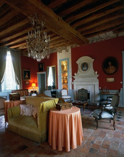 Kirişli tavana ve Louis XV ve Louis XVI tarzı mobilyalara sahip oturma odası, Reaux Kalesi, Chouze-sur-Loire, Indre-et-Loire, Fransa (fotoğraf) by Unbekannt Unbekannt