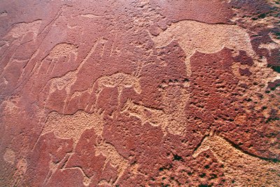 Namibya, Damaraland Wilderness Area, Twyfelfontein, Brandberg Dağları, Taş Devri kaya gravürleri by Unbekannt Unbekannt