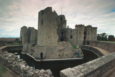 Raglan Castle, Monmouthshire, South Wales, UK (photo) by Unbekannt Unbekannt