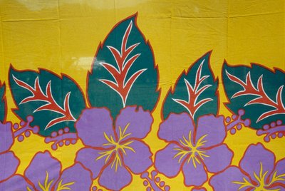 Çiçek motifleriyle süslenmiş sarong kumaş, Moorea adası, Society Adaları, Fransız Polinezyası (Fransız Cumhuriyeti
