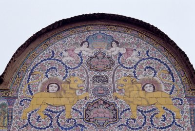 Güneş ve aslan, Qajar hanedanının kraliyet amblemi, Narenjestan e Ghavam olarak da bilinen Qavam evinin önündeki çok renkli çini dekorasyonu by Unbekannt Unbekannt