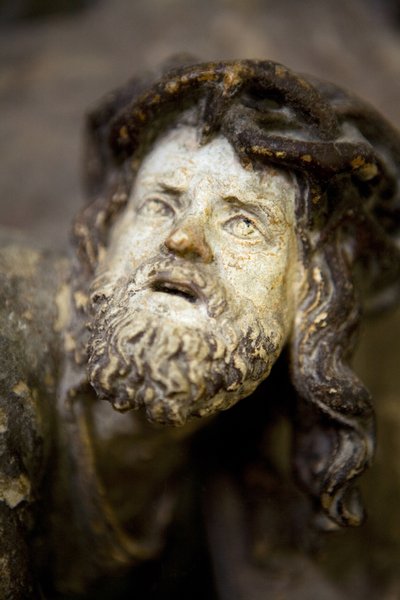 Sunak parçası, sol panel, detay, Haçın taşınması (boyalı taş) by Ligier Richier