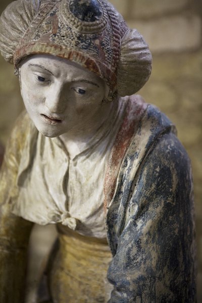 Kaputtaki kutsal kadın (boyalı taş) by Ligier Richier