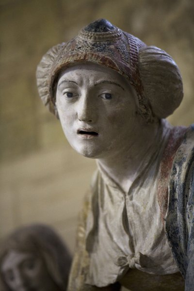 Kaputtaki kutsal kadın (boyalı taş) by Ligier Richier