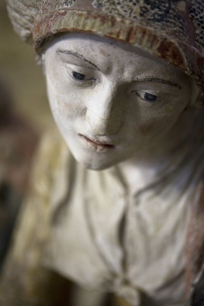 Kaputtaki kutsal kadın (boyalı taş) by Ligier Richier