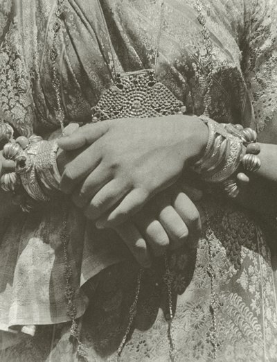 Kandyanlı bir hanımın elleri (s/b fotoğraf) by Lionel Wendt