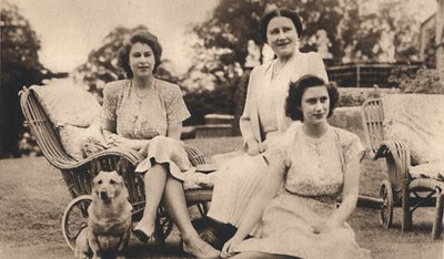 Kraliyet Prensesleri ile Majesteleri Kraliçe, c1950. by Lisa Sheridan