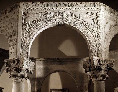 Lombard Sanatı, Liutprand Rönesansı (Liutprandus) Lombardların Kralı: kabartma dekor detayları, 730-740 (Rinascenza liutprandea, kabartmalı kemer detayı) Cividale del Friuli, Museo Cristiano di Cividale nel Friuli, vaftiz de san Callisto by Lombard School