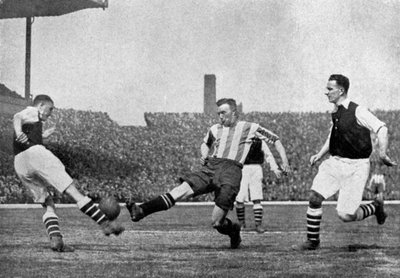 Arsenal - Sheffield United futbol maçından aksiyon, c1927-1937. by London News Agency