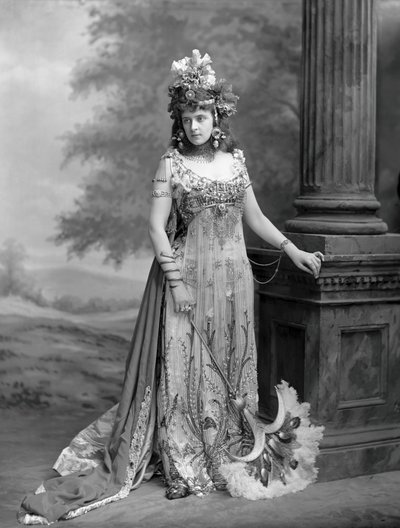 Bayan Algernon Bourke 1870-1967, kızlık soyadı Guendolin Irene Emily Sloane-Stanley..., 1897. by London . Photo studio Lafayette