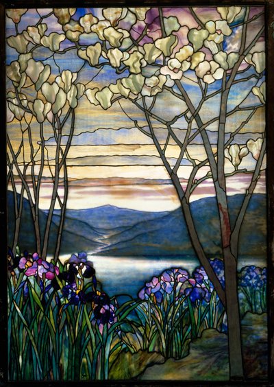 Manolyalar ve Süsenler, c.1908 (kurşunlu Favrile cam) by Louis Comfort Tiffany