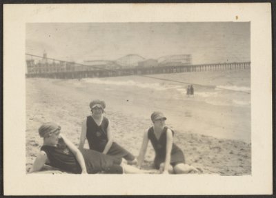 [Santa Monica İskelesi yakınındaki Sahilde Figürler] by Louis Fleckenstein