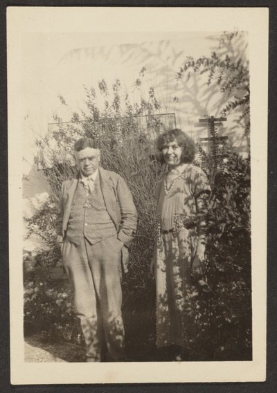 [Fleckenstein ve Florence in Garden] by Louis Fleckenstein