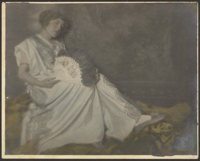 [Florence Büyük Yelpazesi ile Oturuyor] by Louis Fleckenstein