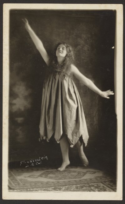 Grace Carberry, Güneş rolünde by Louis Fleckenstein