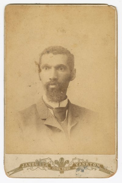 19. yüzyılın sonlarında sakallı bir adamın fotoğrafı. by Louis Janousek