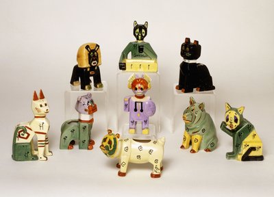 Stilize hayvan şeklinde bir grup porselen vazo, 20. yüzyıl (porselen, emaye) by Louis Wain