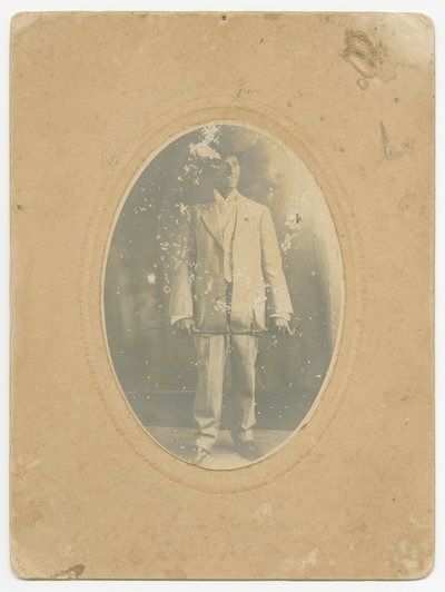 Bir adamın fotoğrafı, ca. 1910. by Lucius Harper
