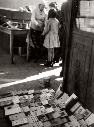 Sokakta kitap satışı by Luigi Leoni