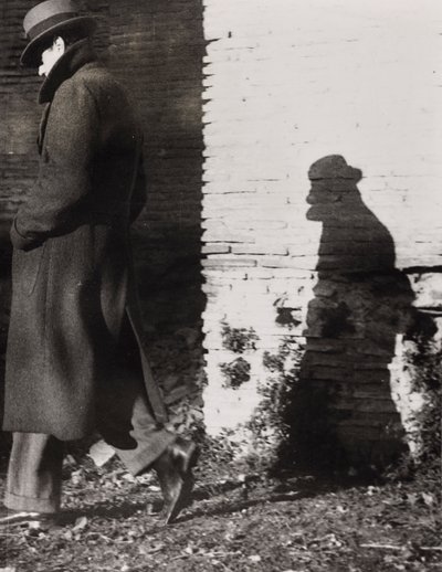 Şapkalı adam gölgesi by Luigi Leoni