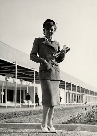 "Graldi" moda evi tarafından oluşturulan bir takım elbise modeli. Sert bir şapka topluluğu tamamlar. (s/b fotoğraf) by Luis Bogino