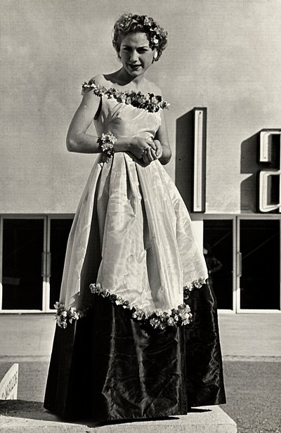 "Graldi" moda evi tarafından yaratılan balo elbisesi modeli. Ürün, çiçek aplikelerle süslenmiş düşük boyun çizgisi ve tam etek ile karakterizedir. (s/b fotoğraf) by Luis Bogino
