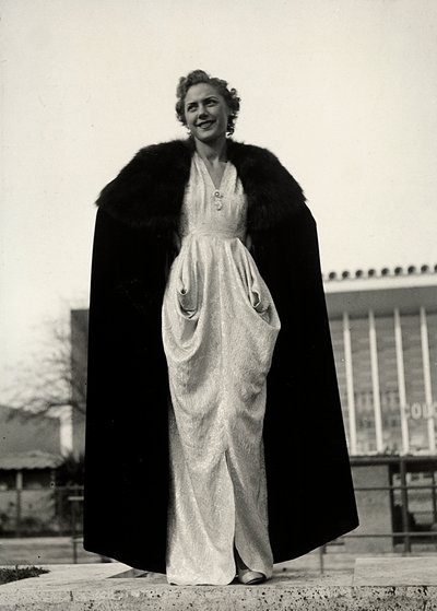 Abiye model, "Graldi" moda evinin bir kreasyonu. Ürün, kürklü bir pelerin ile tamamlanmaktadır. (s/b fotoğraf) by Luis Bogino