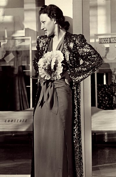 İtalyan moda evi "Dragoni" tarafından yaratılan gece elbisesi modeli. Ürün etkileyici bir çiçekle süslenmiş ve payetli bir pardösü ile tamamlanmıştır. (s/b fotoğraf) by Luis Bogino