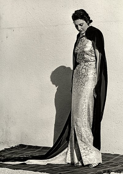 İtalyan moda evi "Dragoni" tarafından yaratılan gece elbisesi modeli. Makale uzun kadife bir manto ile tamamlanmaktadır (s/b fotoğraf) by Luis Bogino