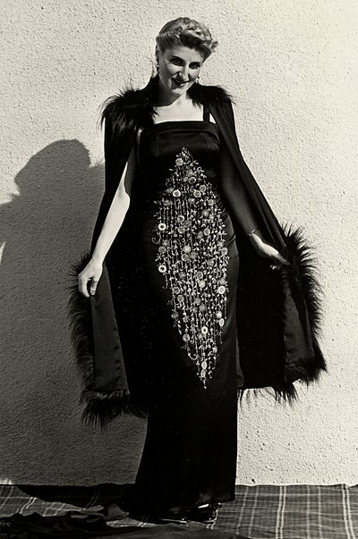 "Graldi" moda evi tarafından yaratılan gece elbisesi modeli. Ürün zengin nakışlarla karakterize edilmiştir ve kürklü bir pelerinle tamamlanmıştır. (s/b fotoğraf) by Luis Bogino
