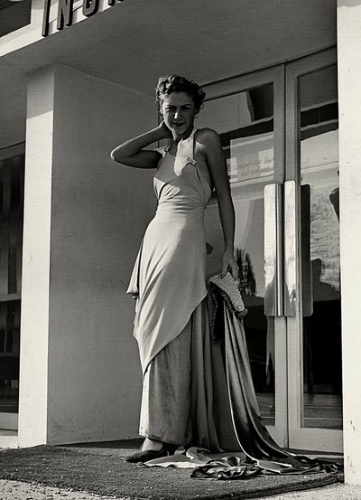 "Graldi" moda evi tarafından yaratılan gece elbisesi modeli. Ürün, yapay elmas omuz askıları ile süslenmiş dekolte bir yaka ve uzun bir kuyruk ile karakterizedir. (s/b fotoğraf) by Luis Bogino