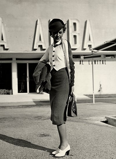 Moda evi "Graldi" tarafından oluşturulan model giyim topluluğu. Takım elbise iki tonlu bluzdan oluşmaktadır. Sert bir şapka topluluğu tamamlar. (s/b fotoğraf) by Luis Bogino