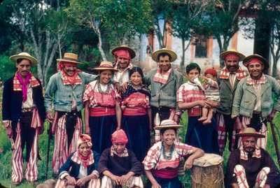 Geleneksel kıyafetler içindeki Guatemalalı köylüler Todos Santos C...